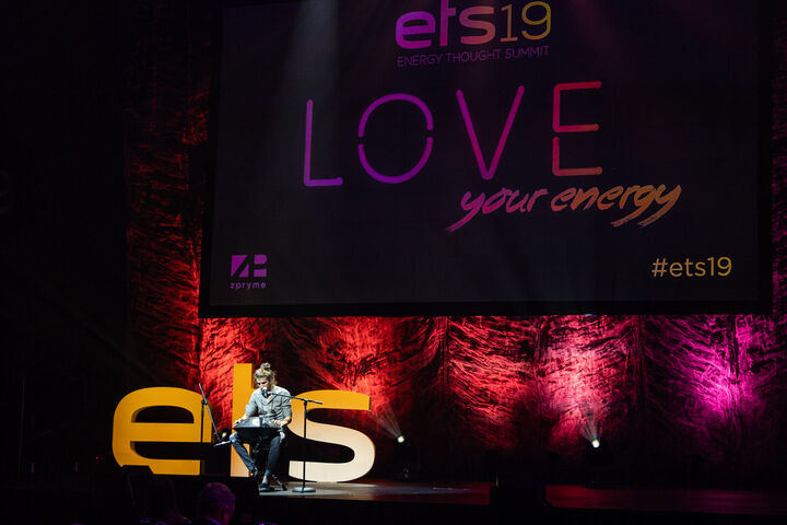 Main stage wide with the ets letters and the Love your energy screen (ETS 2019)